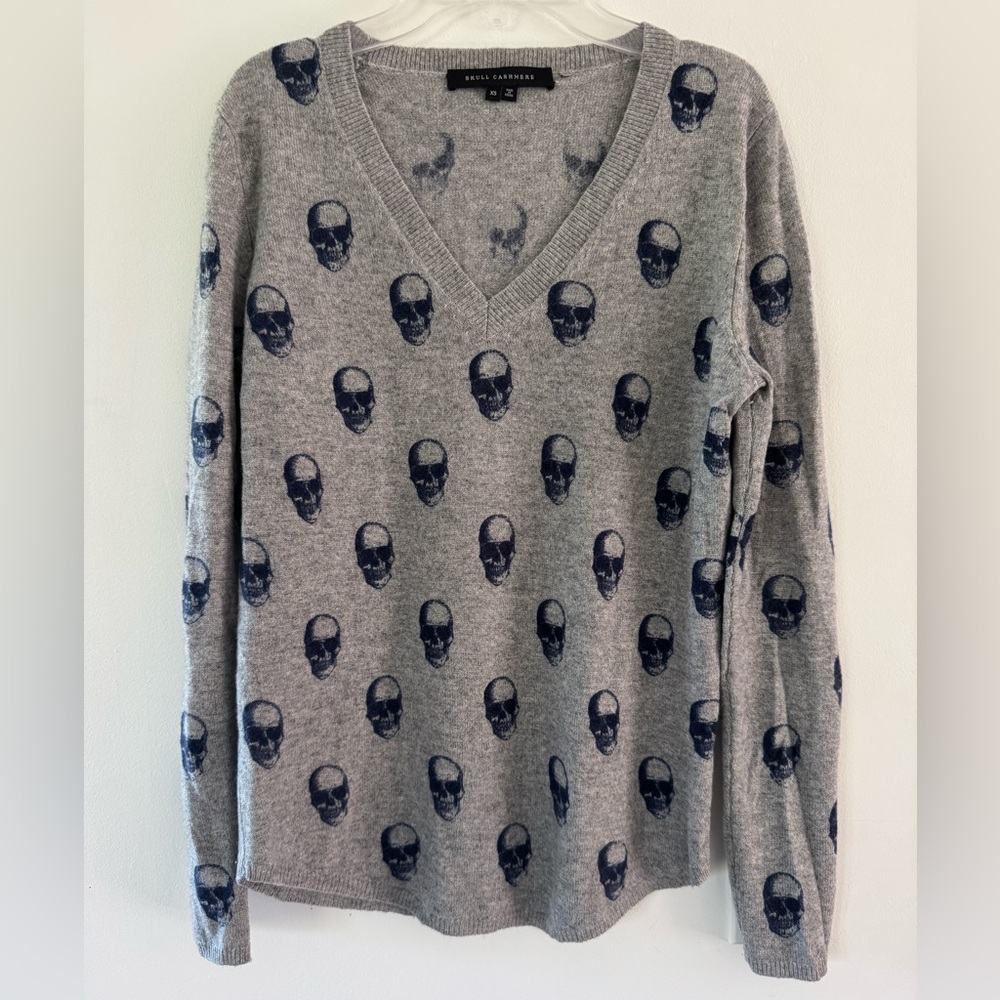 Skull Cashmere Charcoal V-Neck Sweater. Navy Skulls. Sz XS. EXCELLENT CONDITION!